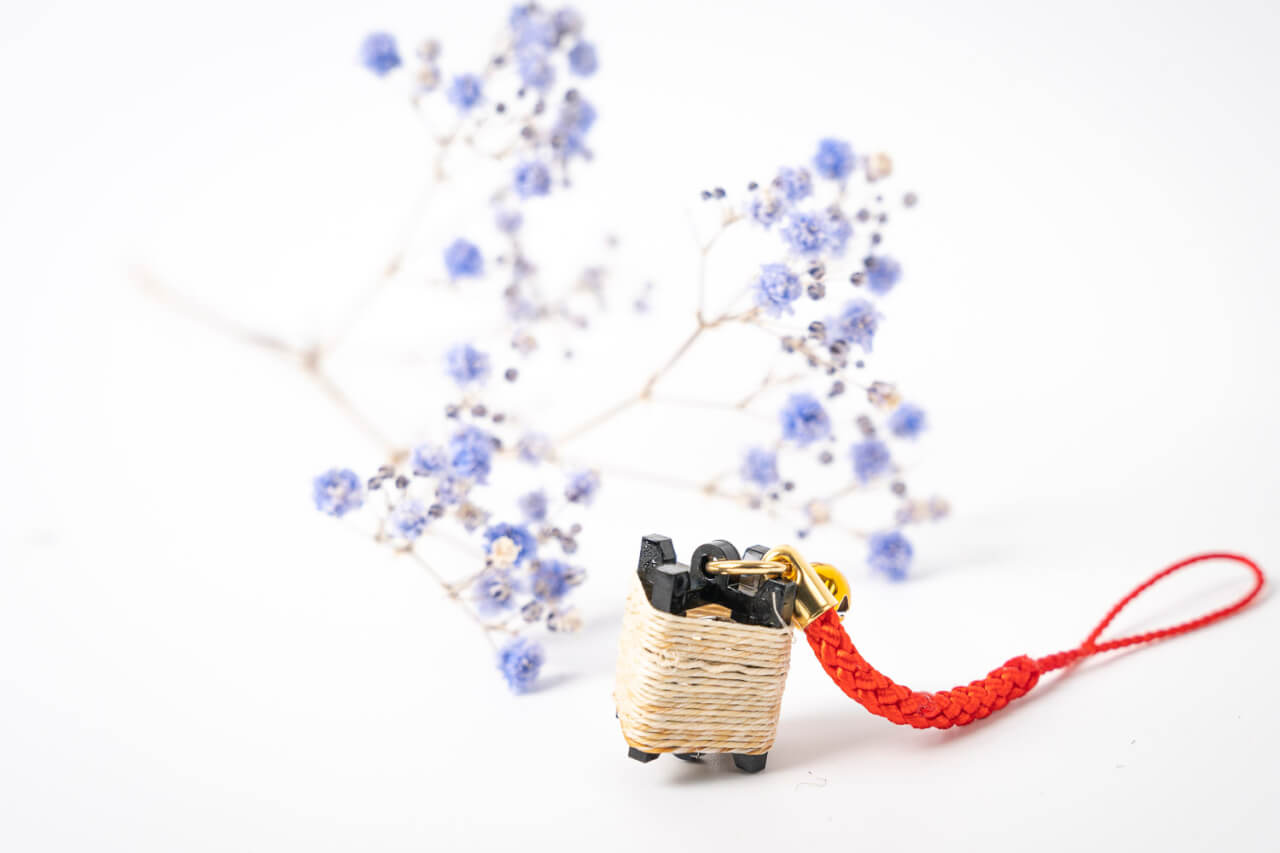 昭和村産の苧を手で績んだ糸を生産用具の糸紡ぎ枠のミニチュアに巻きました。
