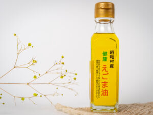 現代人に不足している「オメガ３脂肪酸」を豊富に含むえごま油。使用しているえごまは１００％昭和村産です。